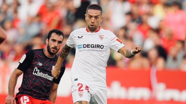 Papu Gómez pelea un balón en el Sevilla - Athletic Club