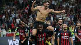 Brahim Díaz celebra un gol con el Milán quitándose la camiseta
