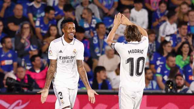 Militao celebra con Modric su gol.