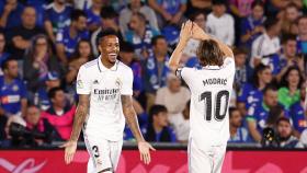 Militao celebra con Modric su gol.