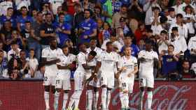 La plantilla del Real Madrid celebra el gol de Militao