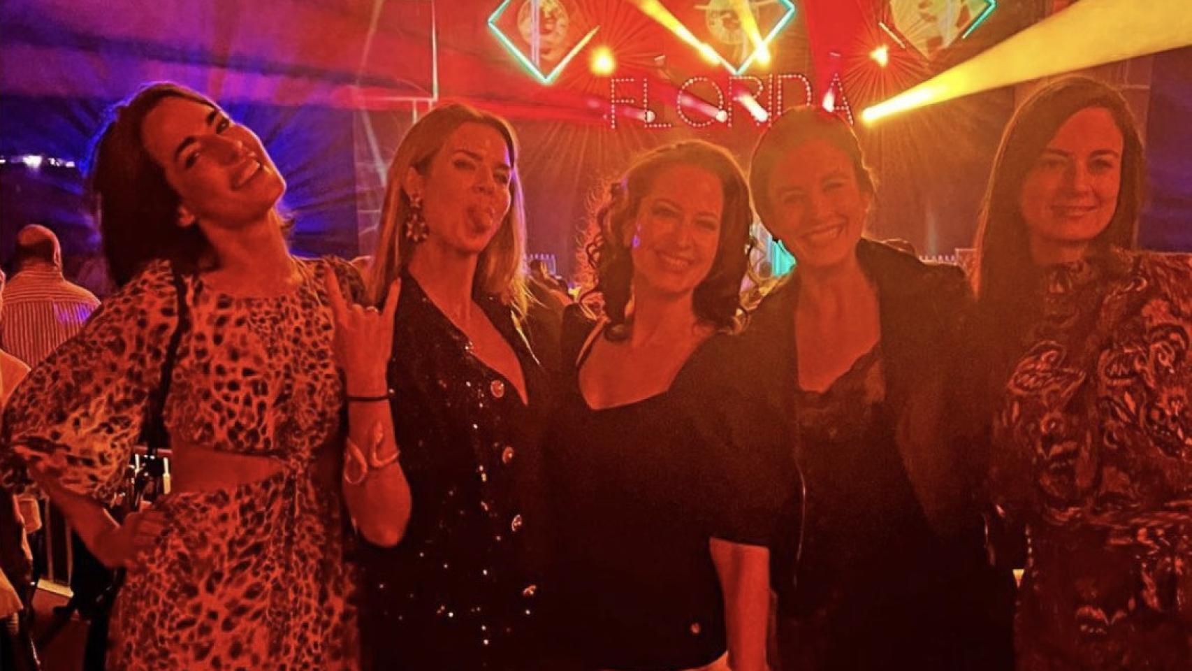 La noche de fiesta de Amelia Bono con sus primas