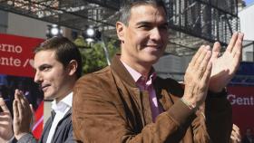 El presidente del Gobierno, Pedro Sánchez, con el candidato socialista a presidir Madrid, Juan Lobato.