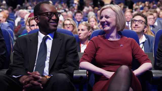 Kwasi Kwarteng y Liz Truss, ministro de Economía y primera ministra del Reino Unido, en un mitin del Partido Conservador.