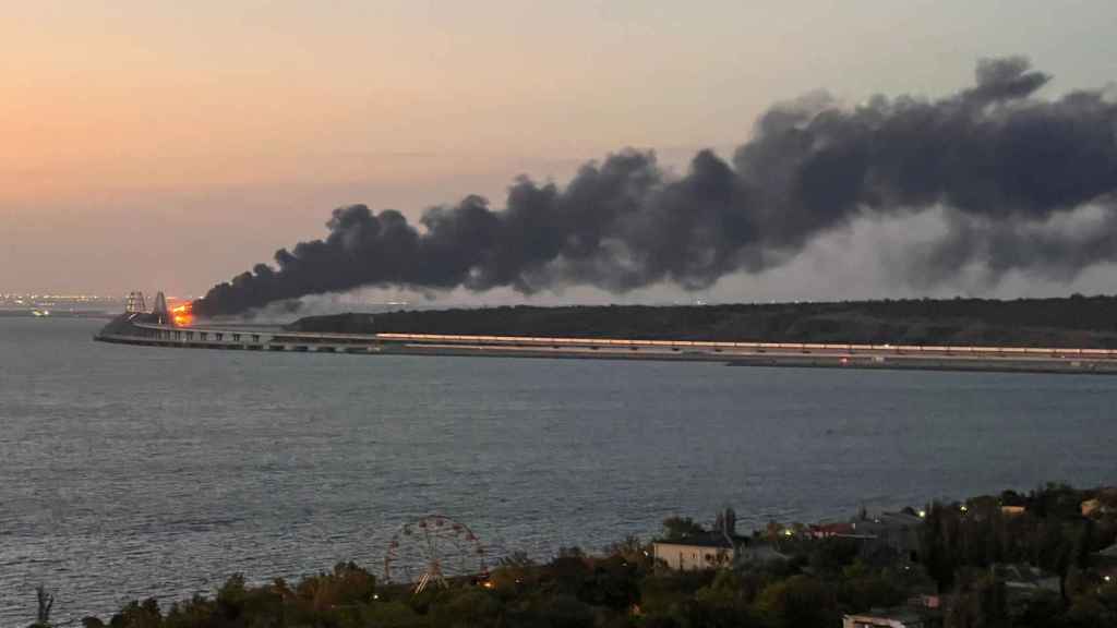 Incendio en uno de los puentes que une Crimea con Rusia