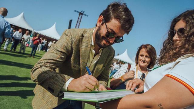 El vicepresidente de la Junta, Juan García-Gallardo, firma un autógrafo tras un encuentro con jóvenes en el evento VIVA 22 de Vox, este sábado.