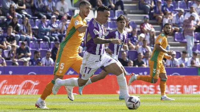 Roque Mesa y Guido Rodríguez, en el Valladolid - Betis de La Liga 2022/2023