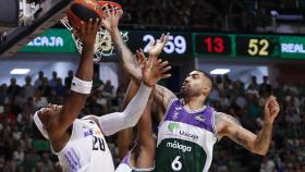 Yabusele, luchando por el balón bajo el aro ante Augusto Lima en el Unicaja - Real Madrid