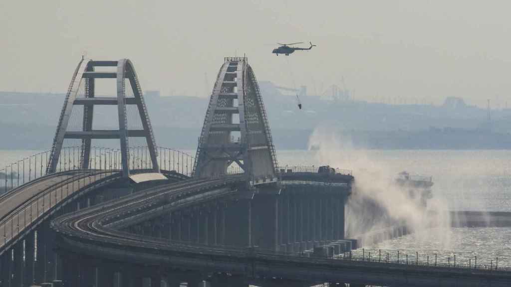 Un helicóptero sofoca el incendio ocasionado por la explosión en el puente de Crimea.