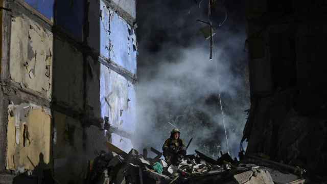 Un bombero trabajo en los escombros de un edificio residencial tras el ataque ruso sobre Zaporiyia.