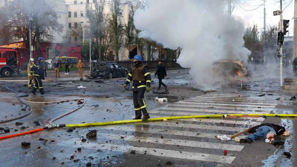 Un cadáver yace en el suelo tras el bombardeo sobre Kiev este lunes.
