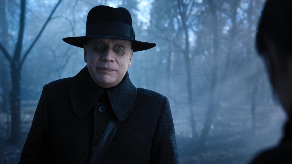 Fred Armisen como el tío Fester en 'Miércoles'.