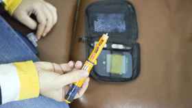 Las agujas de insulina y el glucómetro acompañan al diabético en su día a día