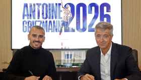 Griezmann, con Gil Marín en el momento de firmar su nuevo contrato.