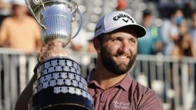 Jon Rahm, con el trofeo.