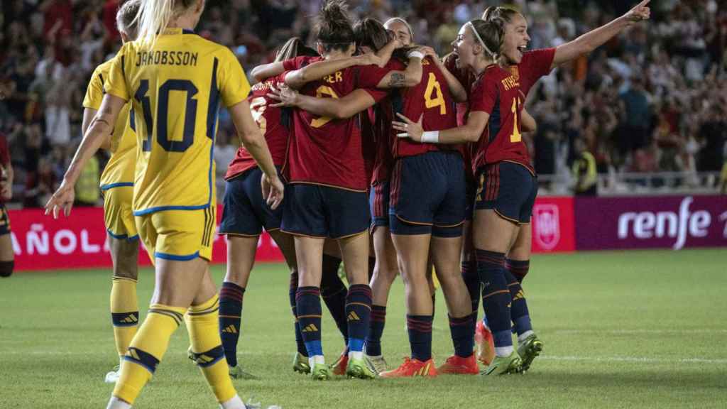 Piña de las jugadoras de la selección española de fútbol femenino para celebrar un gol