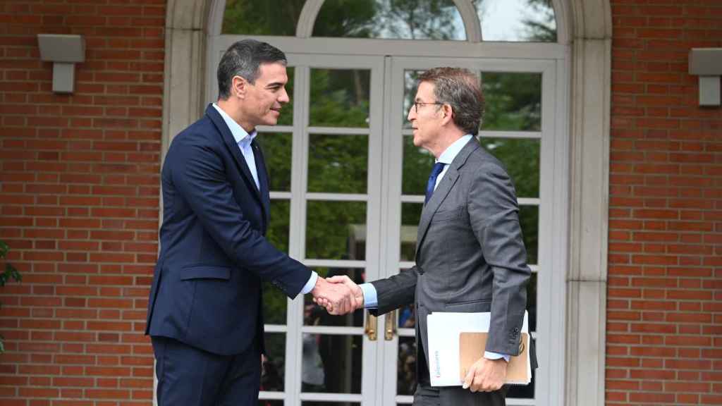 El presidente del Gobierno, Pedro Sánchez, junto al líder de la oposición, Alberto Núñez-Feijóo,  durante su último encuentro en la Moncloa.