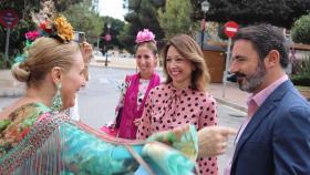 La presidenta del PP de Málaga, Patricia Navarro, ha acudido a un encuentro a favor de Cáritas en la caseta popular de la feria de Fuengirola.