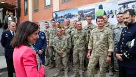 Margarita Robles, ministra de Defensa, junto a los militares ucranianos que reciben entrenamiento en Zaragoza