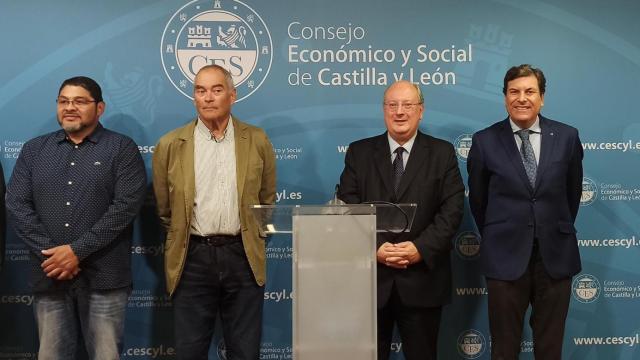 El presidente del Consejo Económico y Social (CES), Enrique Cabero; el consejero de Economía y Hacienda, Carlos Fernández Carriedo, y el director de la Fundación Anastasio de Gracia, Evelio Angulo, este martes.