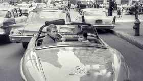 Steve McQueen junto a Neile Adams en un Mercedes Benz 300, de paseo por Manhattan, Nueva York, en 1960