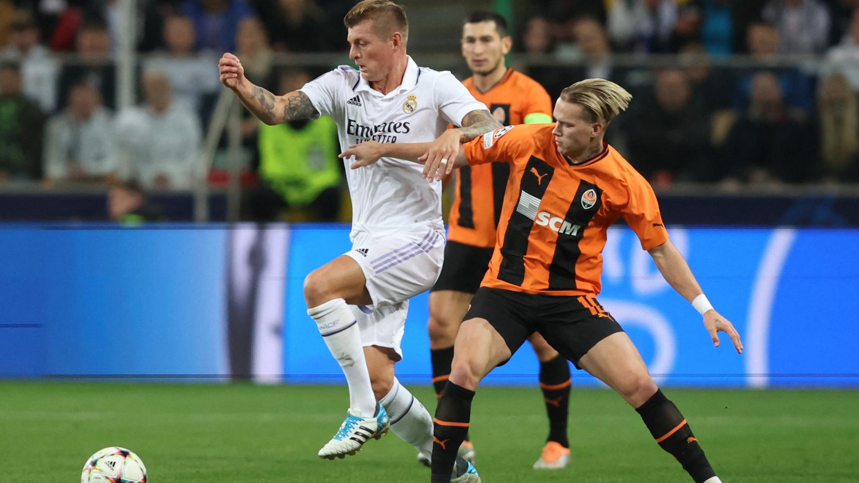 Toni Kroos, sorteando la entrada de Mykhailo Mudryk en el Shakhtar Donetsk - Real Madrid