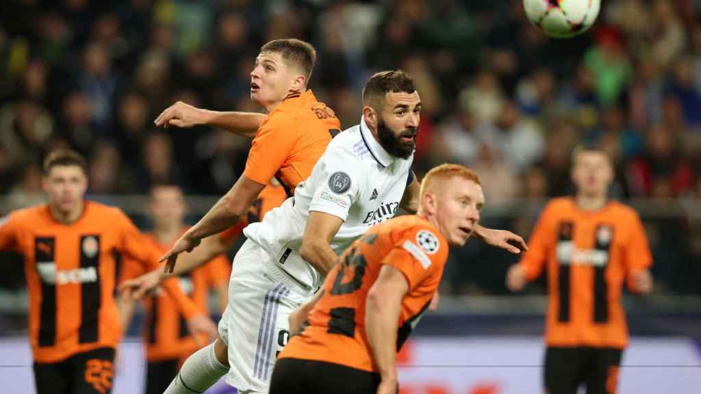 Karim Benzema, peleándose con la defensa del Shakhtar Donetsk