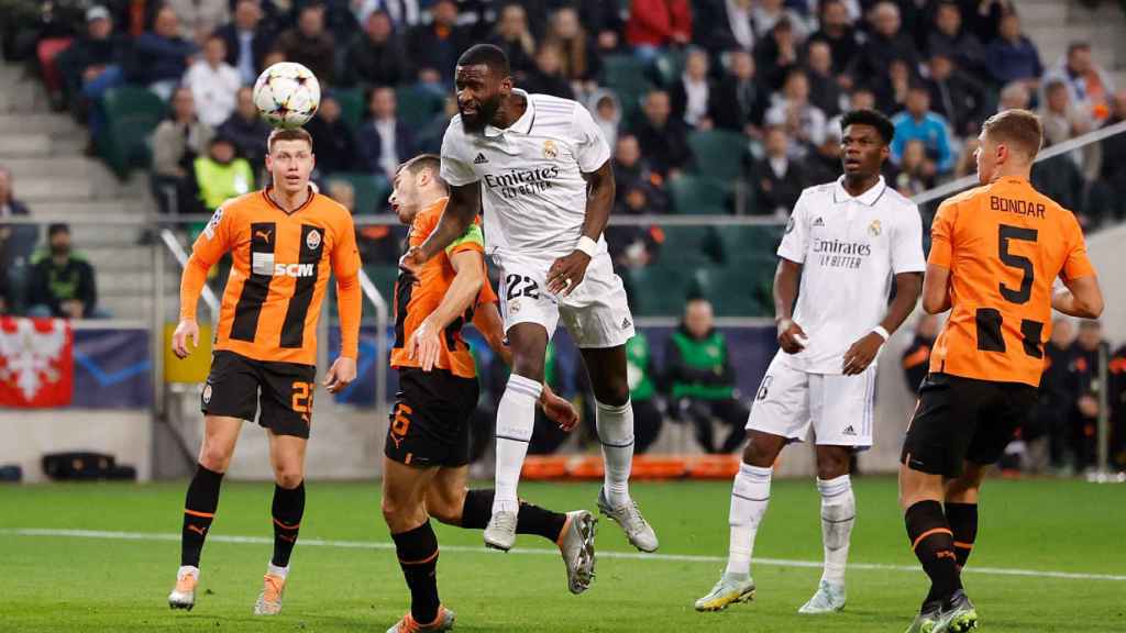 Antonio Rüdiger remata un balón ante el Shakhtar Donetsk