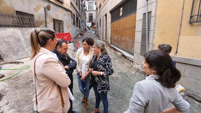 Milagros Tolón este martes visitando las obras de la calle Cristo de la Luz.