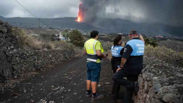 Agentes de Policía Local de Canarias, ante la erupción del volcán Cumbre Vieja de la isla de La Palma.
