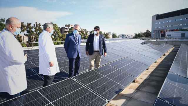 Personal del Hospital Reina Sofía de Murcia, este martes, mostrando las placas solares instaladas al consejero de Salud, Juan José Pedreño, y al presidente del Gobierno regional, Fernando López Miras.