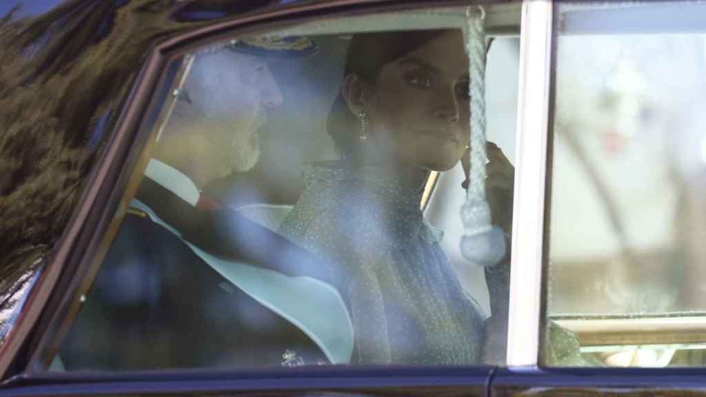 Los reyes Felipe VI y Letizia en su coche tras el desfile del Día de la Fiesta Nacional