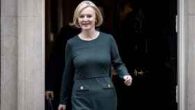 Liz Truss sale de su residencia oficial para comparecer en el Parlamento en Londres.