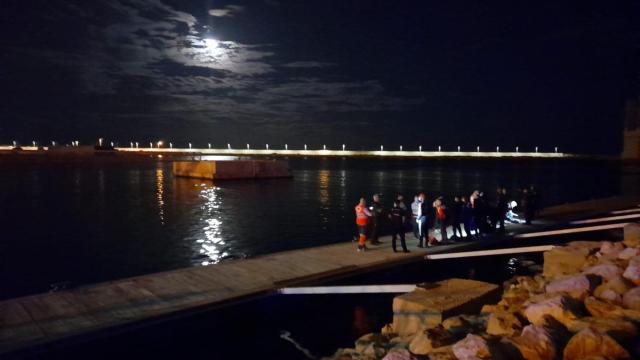 Los rescatados de la primera patera este lunes a su llegada al puerto de Alicante.