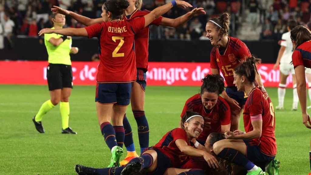 La selección española femenina celebra uno de los goles ante Estados Unidos