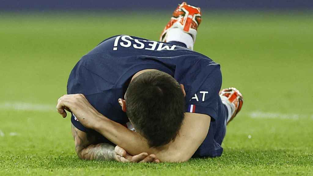 Leo Messi se duele en el césped