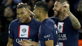 Kylian Mbappé, celebrando su gol en la Champions junto a sus amigos Achraf Hakimi y Sergio Ramos