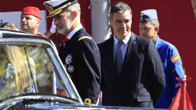 El Rey Felipe VI y el presidente Pedro Sánchez, este miércoles tras concluir el desfile del Día de la Fiesta Nacional.