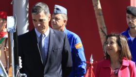 El presidente del Gobierno, Pedro Sánchez, y la ministra de Defensa, Margarita Robles, al término del desfile de la Fiesta Nacional.