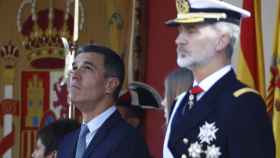 Pedro Sánchez junto al rey Felipe VI durante el desfile del 12 de octubre.