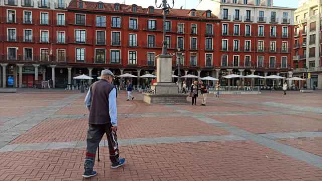 Una persona pasea por la plaza mayor de Valladolid