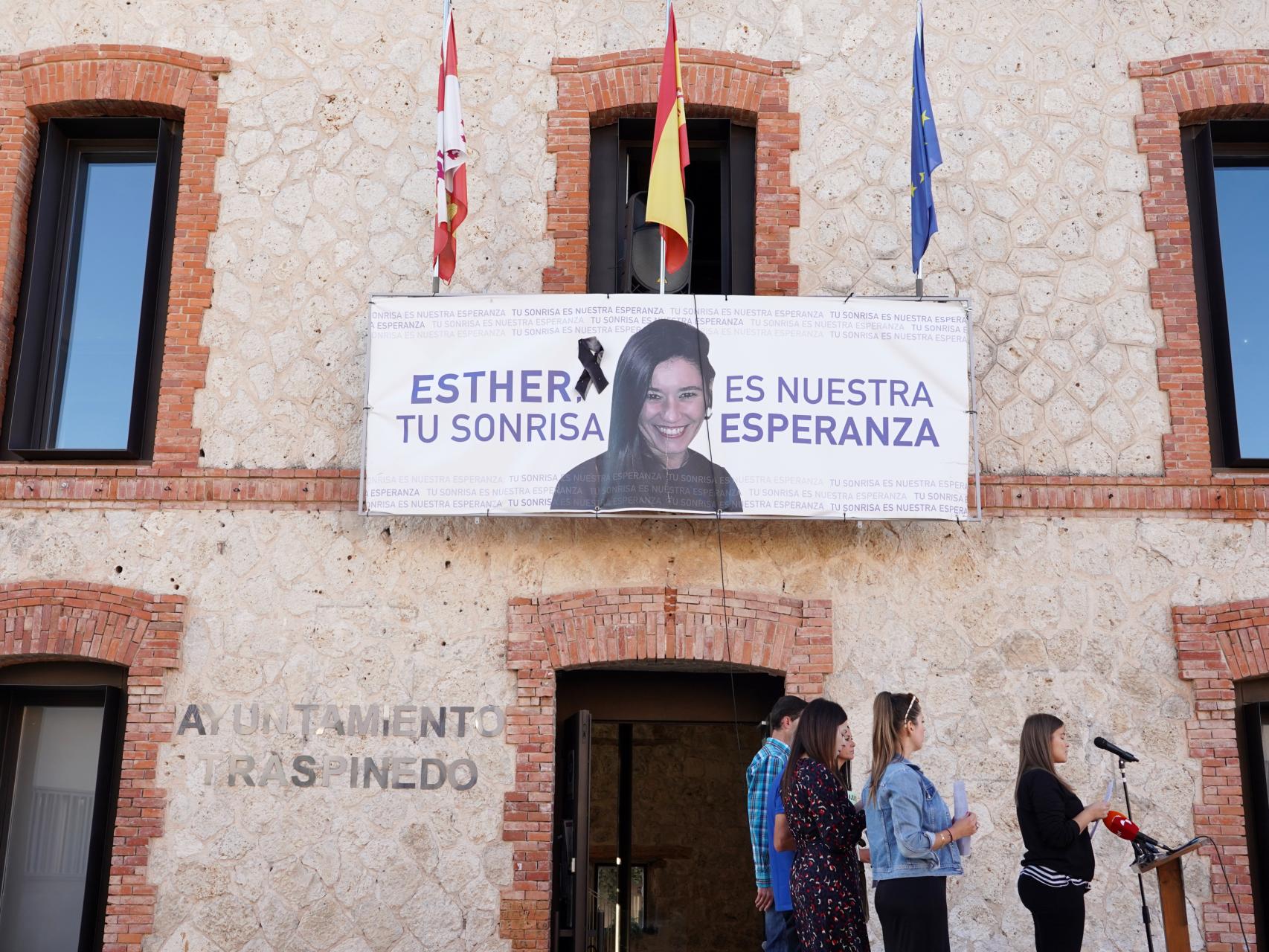 Inés, la hermana de Esther López, haciendo uso de la palabra