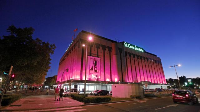 Corte Inglés de Valladolid iluminado de rosa