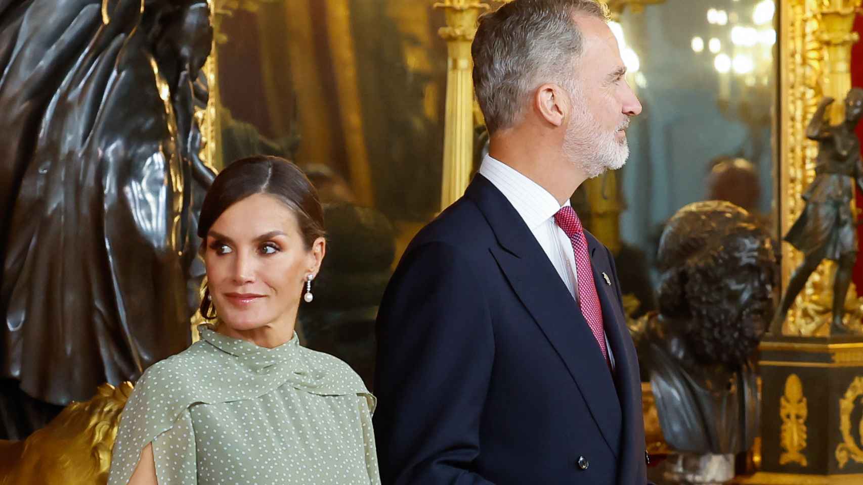 Letizia y Felipe VI en la recepción en el Palacio Real tras el desfile militar del 12 de octubre.