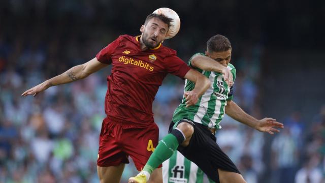 Joaquín lucha por un balón aéreo en el Betis - Roma.