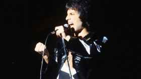 Freddie Mercury, en una actuación de 1977. Foto: Carl Lender