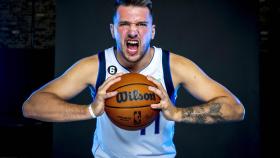 Luka Doncic en una sesión de fotos con los Dallas Mavericks