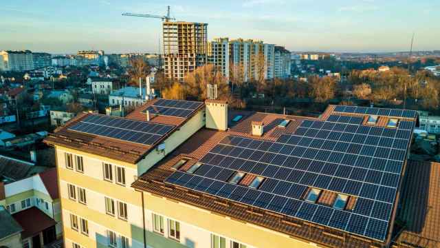 Paneles solares en el tejado de un edificio