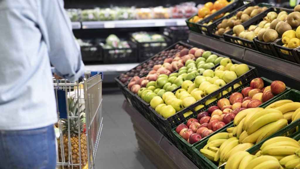Lineal de fruta en supermercado