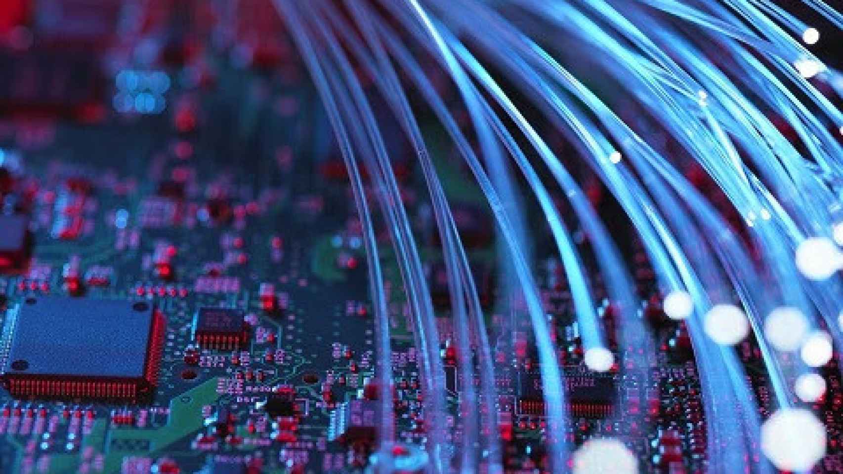 Un cable de fibra óptica encima de una placa electrónica.